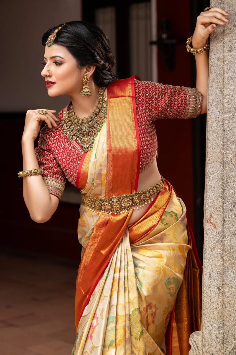 Off-White & Gold Dual Tone Floral Motif Zari Woven Kanchipuram Tissue Silk Saree - Image 2